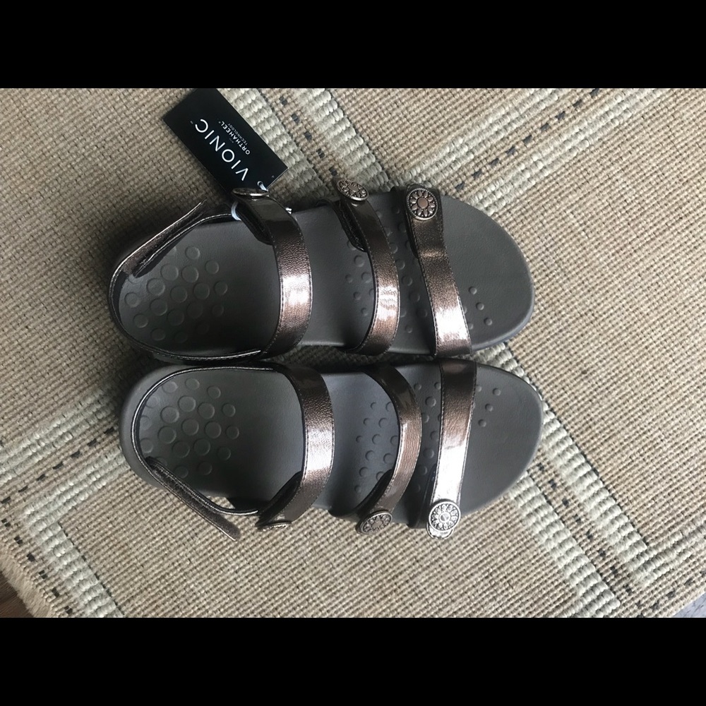 Brown Vionic sandals size 6